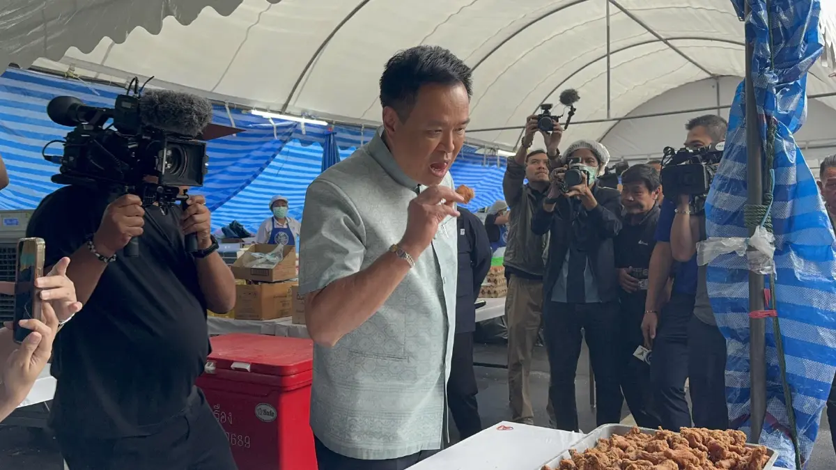"อนุทิน" สวมบทพ่อครัวลุยตรวจโรงครัวภูมิใจไทย "ชิมไก่ทอด-ผัดกะเพรา" สั่งตักให้จุใจลั่นประชาชนต้องอิ่มท้อง!