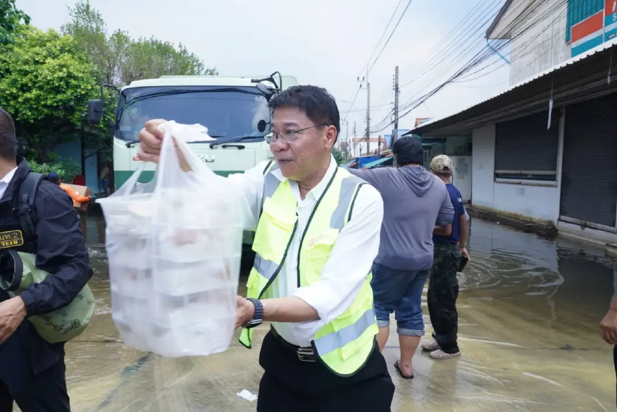 มท.2 พร้อมผู้ว่าการ MEA ลงพื้นที่ร่มเกล้า ร่วมบรรจุถุงบรรเทาทุกข์ ส่งอาหาร–น้ำดื่มช่วยผู้ประสบภัย