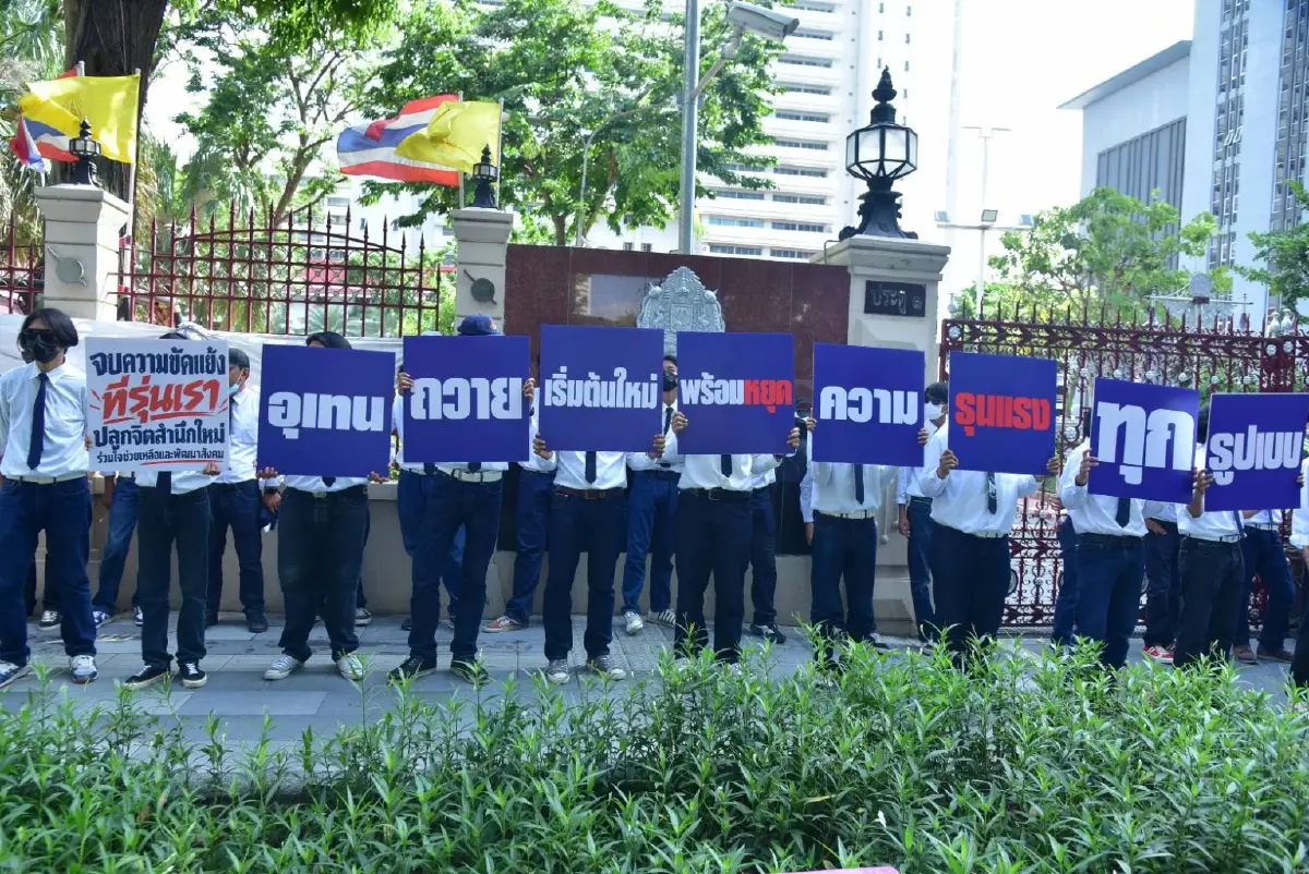 “อุเทนถวาย” ประกาศเลิกตีกับช่างกลปทุมวัน ขอ ตร.เป็นคนกลางตั้งโต๊ะเจรจา