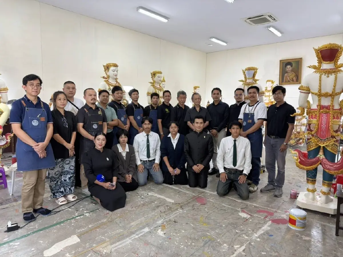 มงคลสูงสุดของชีวิต! “ชวน หลีกภัย” ถวายงานส่งเสด็จฯ! ร่วมแต้มสีจิตรกรรม “เทวดาถือบังแทรก” ประกอบพระเมรุมาศ “สมเด็จพระพันปีหลวง”
