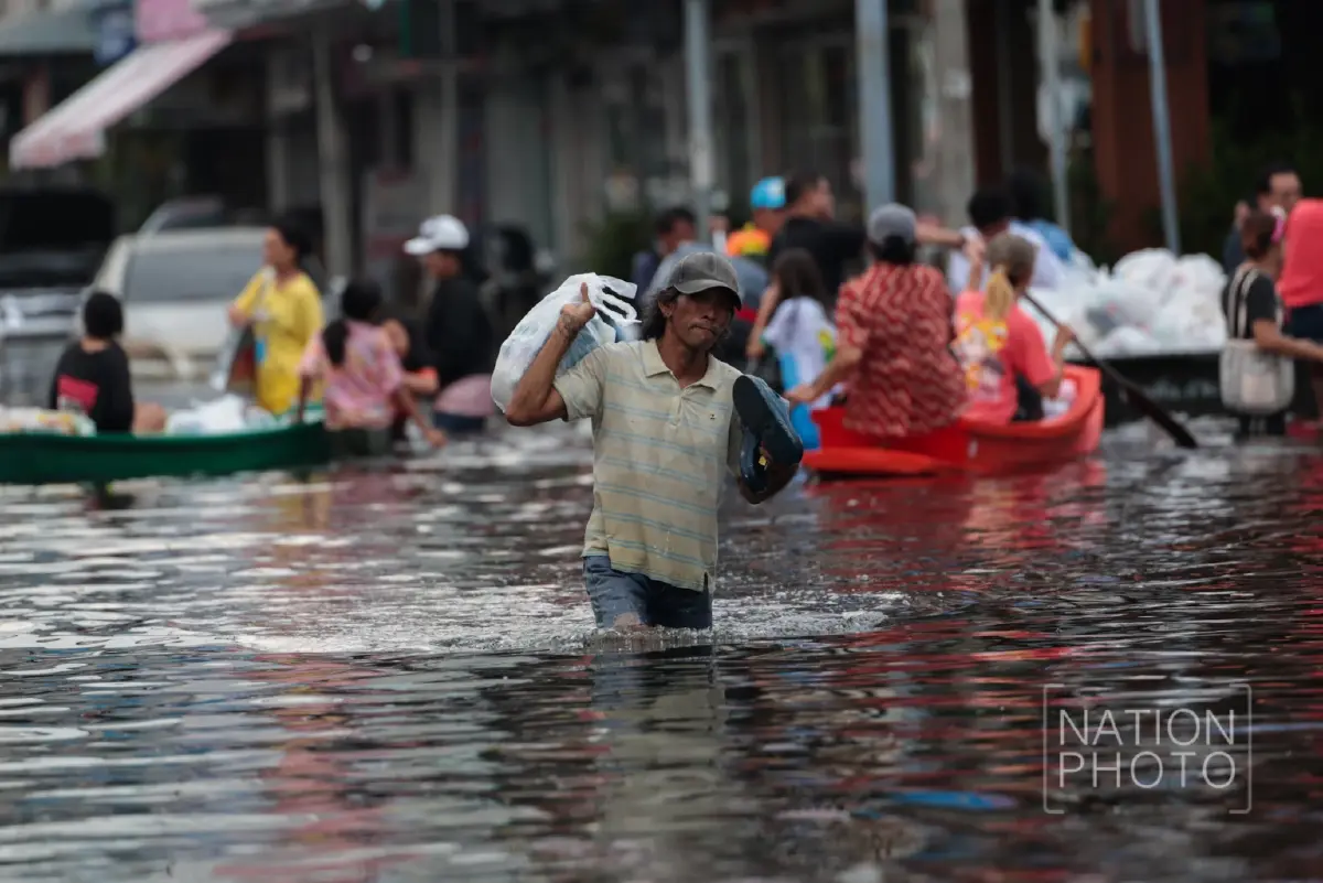"เนชั่นปันน้ำใจ" ลุยช่วยผู้ประสบภัย กทม. 3 จุด ชาวบ้านร่ำไห้หวั่นบ้านเช่าอดเยียวยา