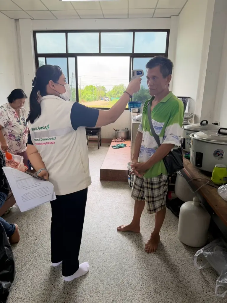 “พัฒนา” ลงพื้นที่ปทุมธานี ติดตามสุขภาพผู้ประสบอุทกภัย กรมควบคุมโรคเร่งเฝ้าระวังโรค–สนับสนุนเวชภัณฑ์