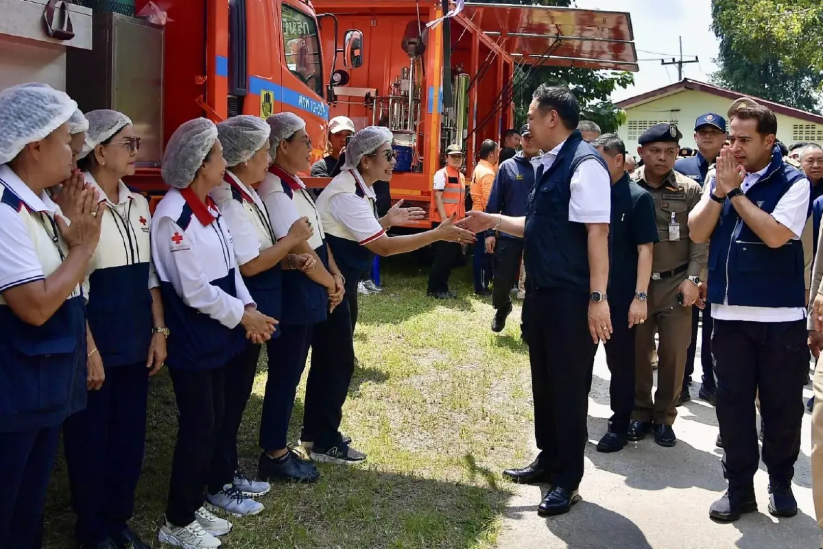 นายกฯ อนุทิน ลุยนครสวรรค์ ช่วยน้ำท่วม แจงเยียวยาประกันภัยพิบัติ