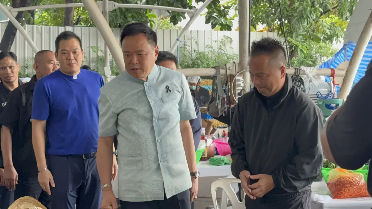 "อนุทิน" สวมบทพ่อครัวลุยตรวจโรงครัวภูมิใจไทย "ชิมไก่ทอด-ผัดกะเพรา" สั่งตักให้จุใจลั่นประชาชนต้องอิ่มท้อง!