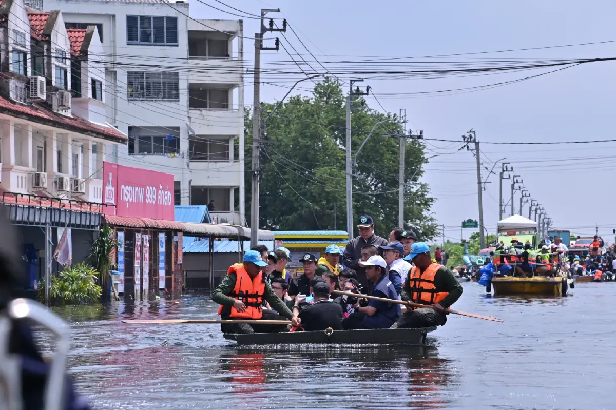 'รมว.พัฒนา' ลง รพ.สนามลาดกระบัง เสริมบริการ 24 ชม. ช่วยน้ำท่วม
