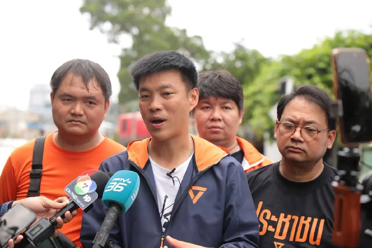 ประชาชนต้องรอนานแค่ไหน? "เท้ง" ลุยน้ำท่วม "รังสิต-ปทุมฯ" ซัดเครื่องสูบน้ำทำงานแค่ 60% ไร้เอกภาพ