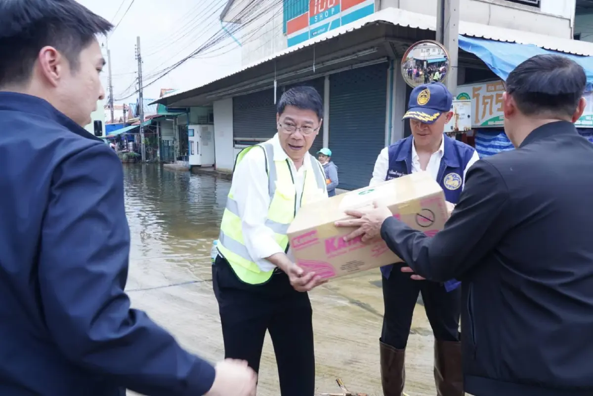 มท.2 พร้อมผู้ว่าการ MEA ลงพื้นที่ร่มเกล้า ร่วมบรรจุถุงบรรเทาทุกข์ ส่งอาหาร–น้ำดื่มช่วยผู้ประสบภัย