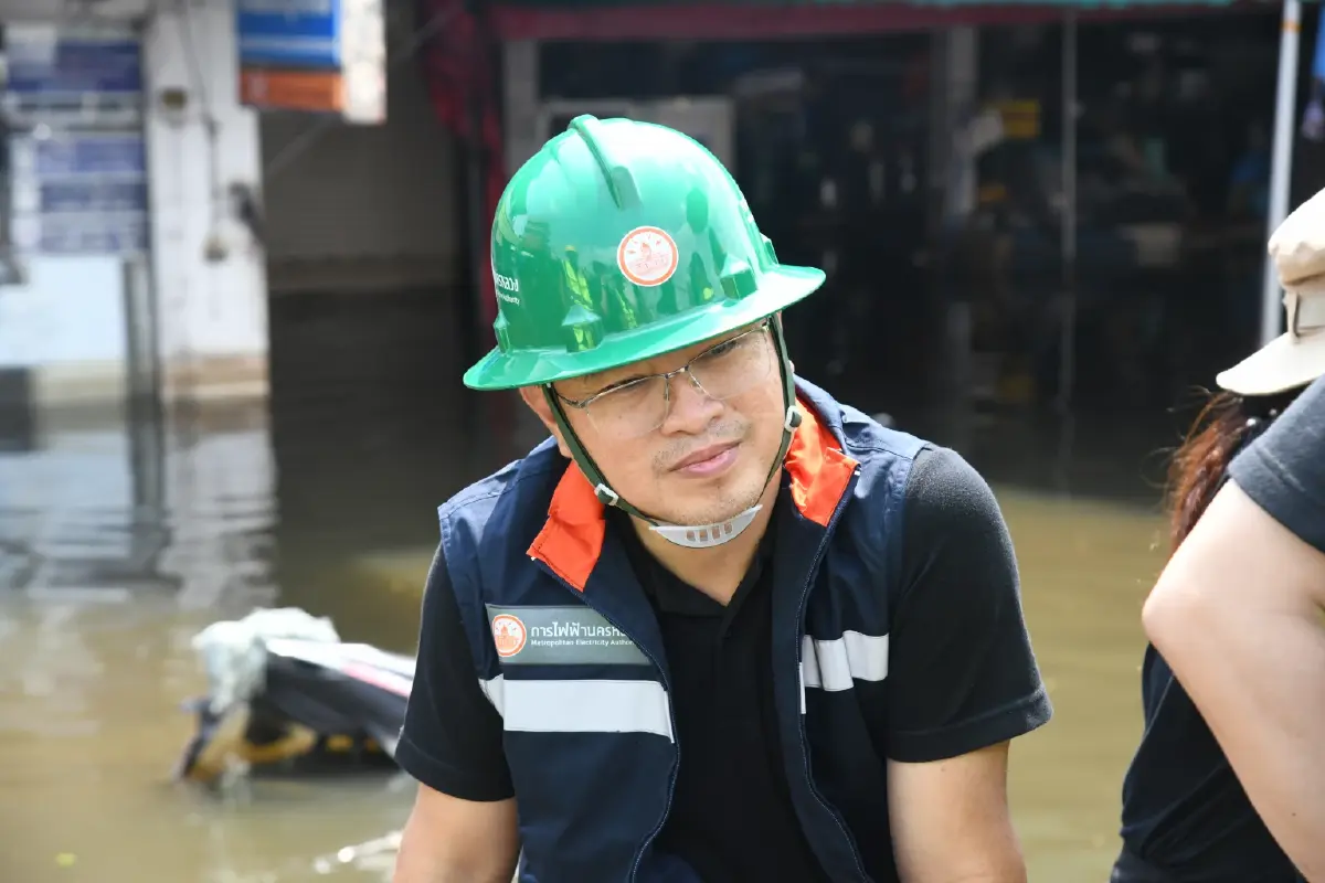 มท.2 พร้อมผู้ว่าการ MEA ลงพื้นที่ร่มเกล้า ร่วมบรรจุถุงบรรเทาทุกข์ ส่งอาหาร–น้ำดื่มช่วยผู้ประสบภัย