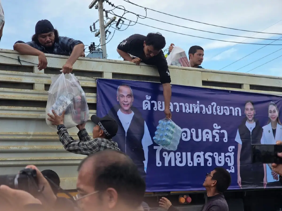 บ้านใหญ่ “ไทยเศรษฐ์” ถุงยังชีพให้กำลังใจชาวอุทัยฯ ประสบน้ำท่วม