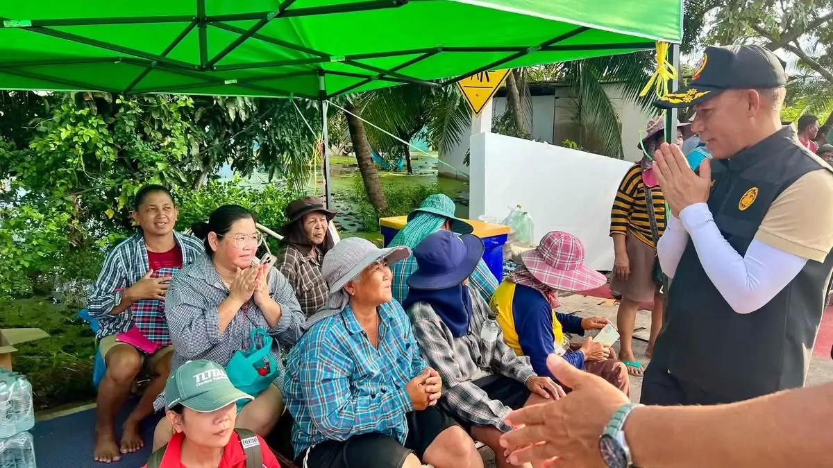 เมินดรามาย้ายนายอำเภอ "รษก.ผวจ.ปราจีนฯ" ลุยน้ำท่วมบ้านสร้าง ช่วยผู้ประสบภัย