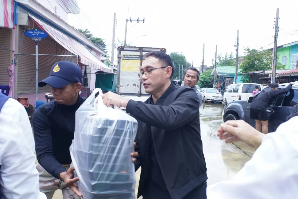 มท.2 พร้อมผู้ว่าการ MEA ลงพื้นที่ร่มเกล้า ร่วมบรรจุถุงบรรเทาทุกข์ ส่งอาหาร–น้ำดื่มช่วยผู้ประสบภัย
