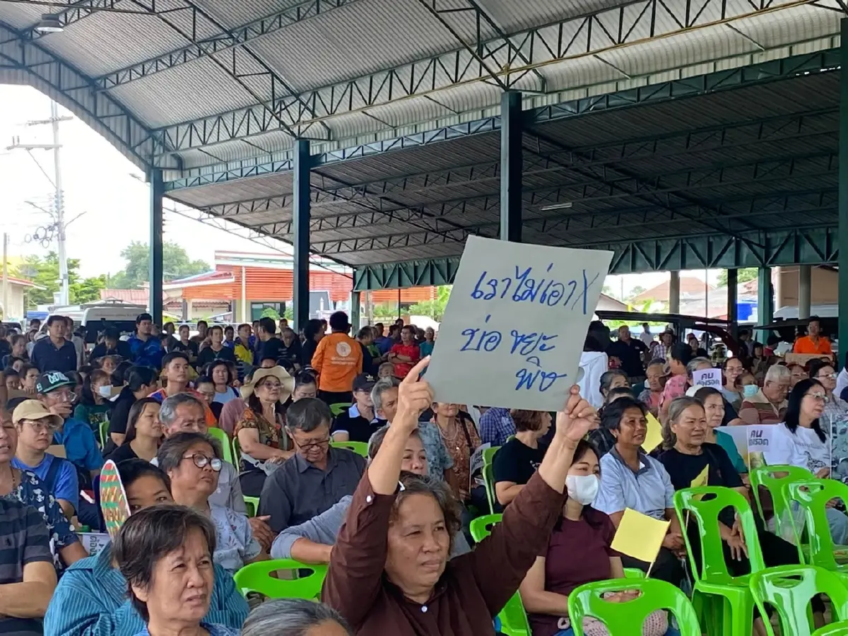 ตื่นตัวขั้นสุด! "ชาวปราจีน" นับพันรวมพลังประท้วง ลั่น "ไม่เอาบ่อขยะพิษ-หมาตัวไหนเอาขยะเข้ามา" หลังเจอน้ำท่วมเปื้อน "คราบสีรุ้ง"