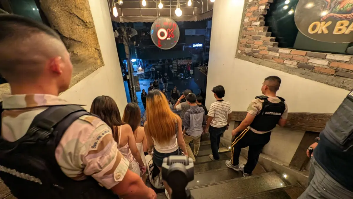 "พลพีร์" บุกจับผับเถื่อนถนนข้าวสาร ผงะนักเที่ยวรุ่นเยาว์มีสารเสพติด ยึดบัญชีส่วย 1.8 แสน/เดือน