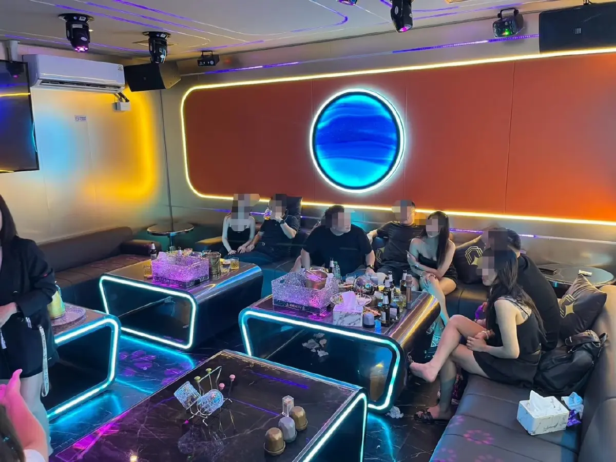มท.2 นำทีมบุกทลาย KTV ระยอง 4 แห่ง แฝงค้ากาม ไร้ใบอนุญาต ฟันลูกค้าหัวแบะ
