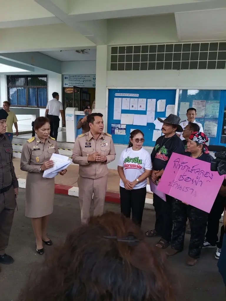 "ผญ.บ.หญิง" นำทัพซาเล้งบุกศูนย์ดำรงธรรม! ฮือยื่น 500 ชื่อไล่โรงงานพิษ ปล่อยน้ำเน่า-เคมีดำท่วมทุ่ง! ปราจีนฯ ทรมานหนักหลังน้ำลด