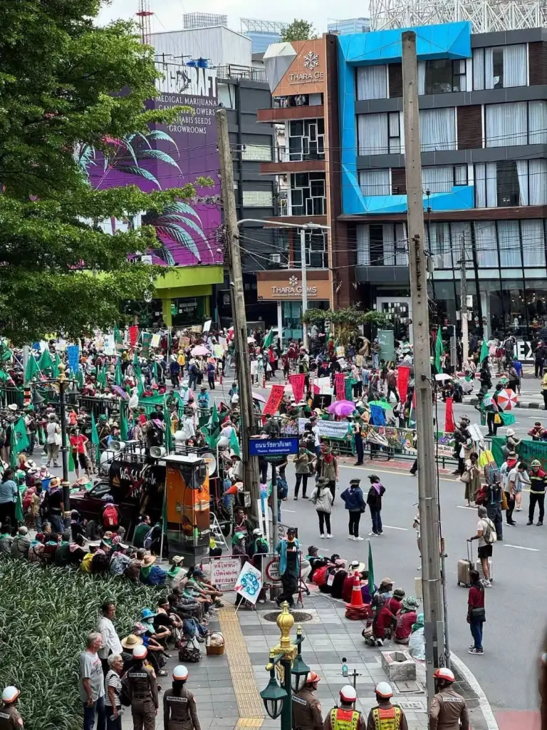สมัชชาคนจนบุกอโศก อ่านแถลงการณ์ 6 ข้อ ค้านธนาคารโลก-IMF