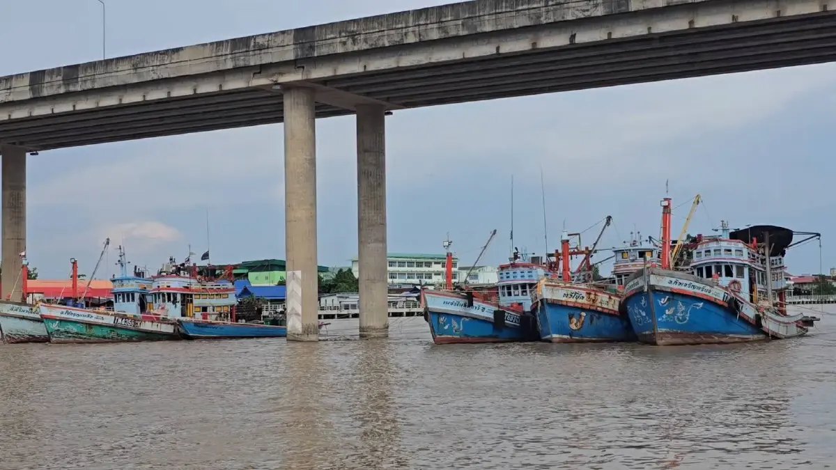 พลังชาวประมงแม่กลอง! รวมเรือ 20 ลำ ผลัดเวรช่วยดันน้ำออกทะเลวันละ 8 ชั่วโมง
