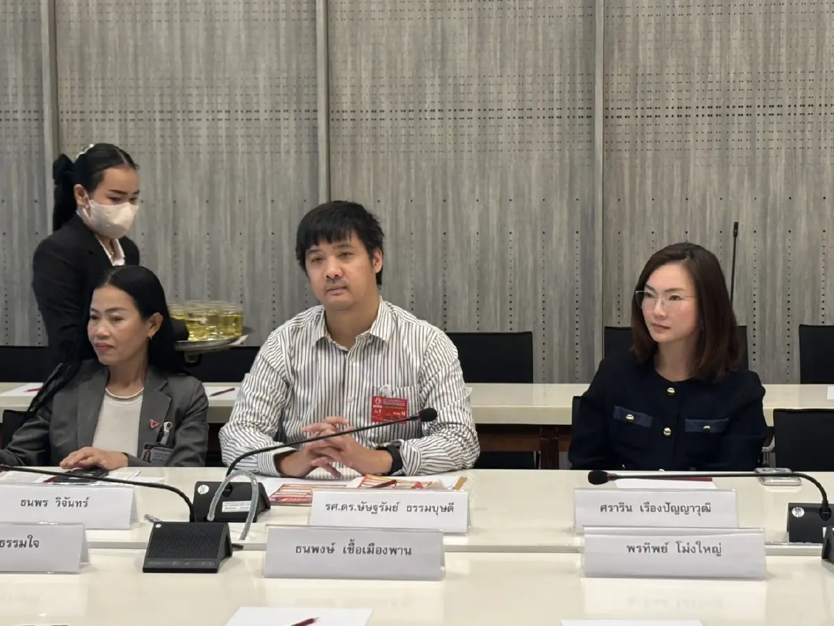 ตัวแทนทีมประกันสังคมก้าวหน้า นำโดย นายษัษฐรัมย์ ธรรมบุษดี นางสาวศราริน เรืองปัญญาวุฒิ และนายอดิศร เกิดมงคล