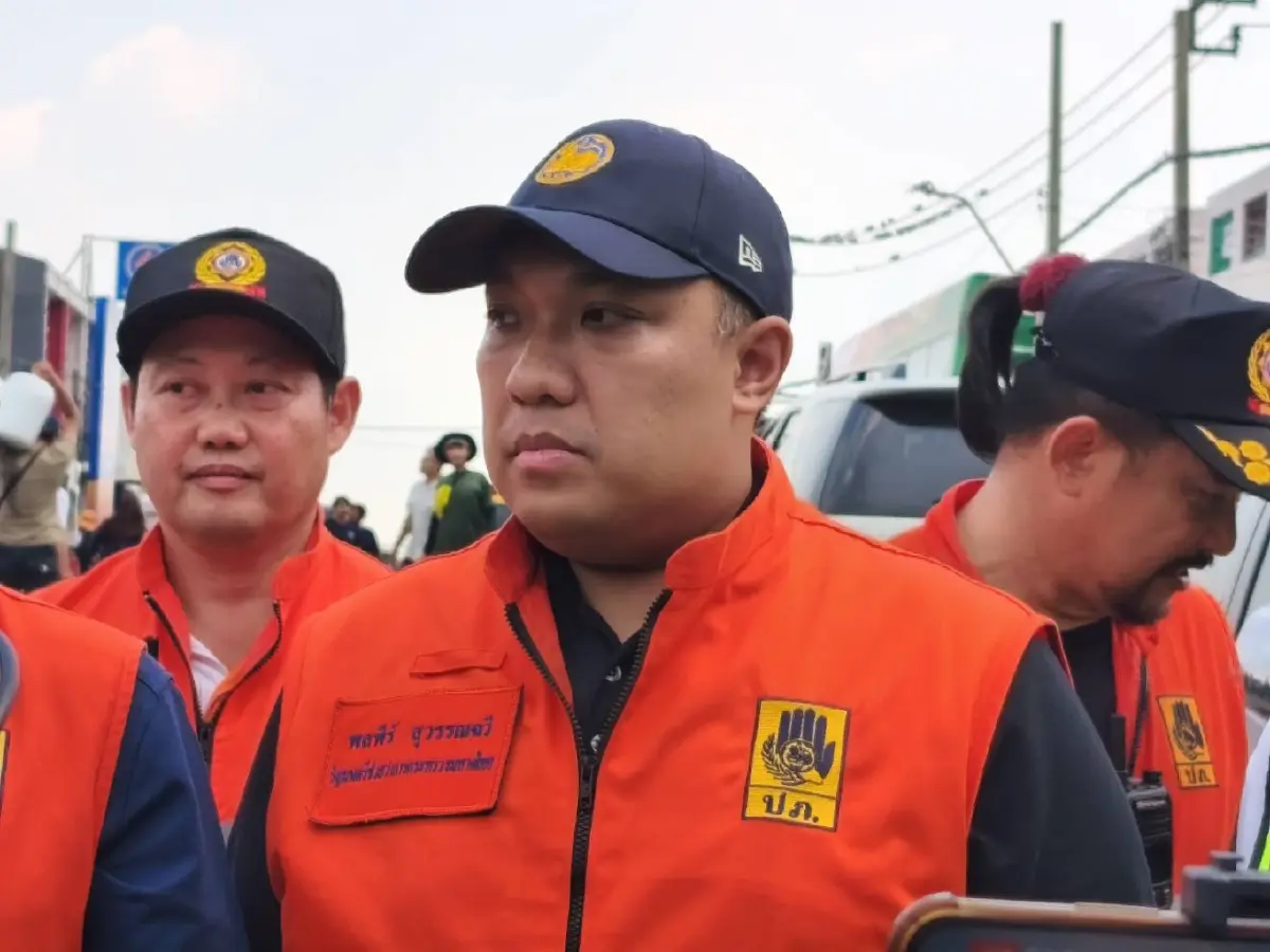 มท.2 พร้อมผู้ว่าการ MEA ลงพื้นที่ร่มเกล้า ร่วมบรรจุถุงบรรเทาทุกข์ ส่งอาหาร–น้ำดื่มช่วยผู้ประสบภัย