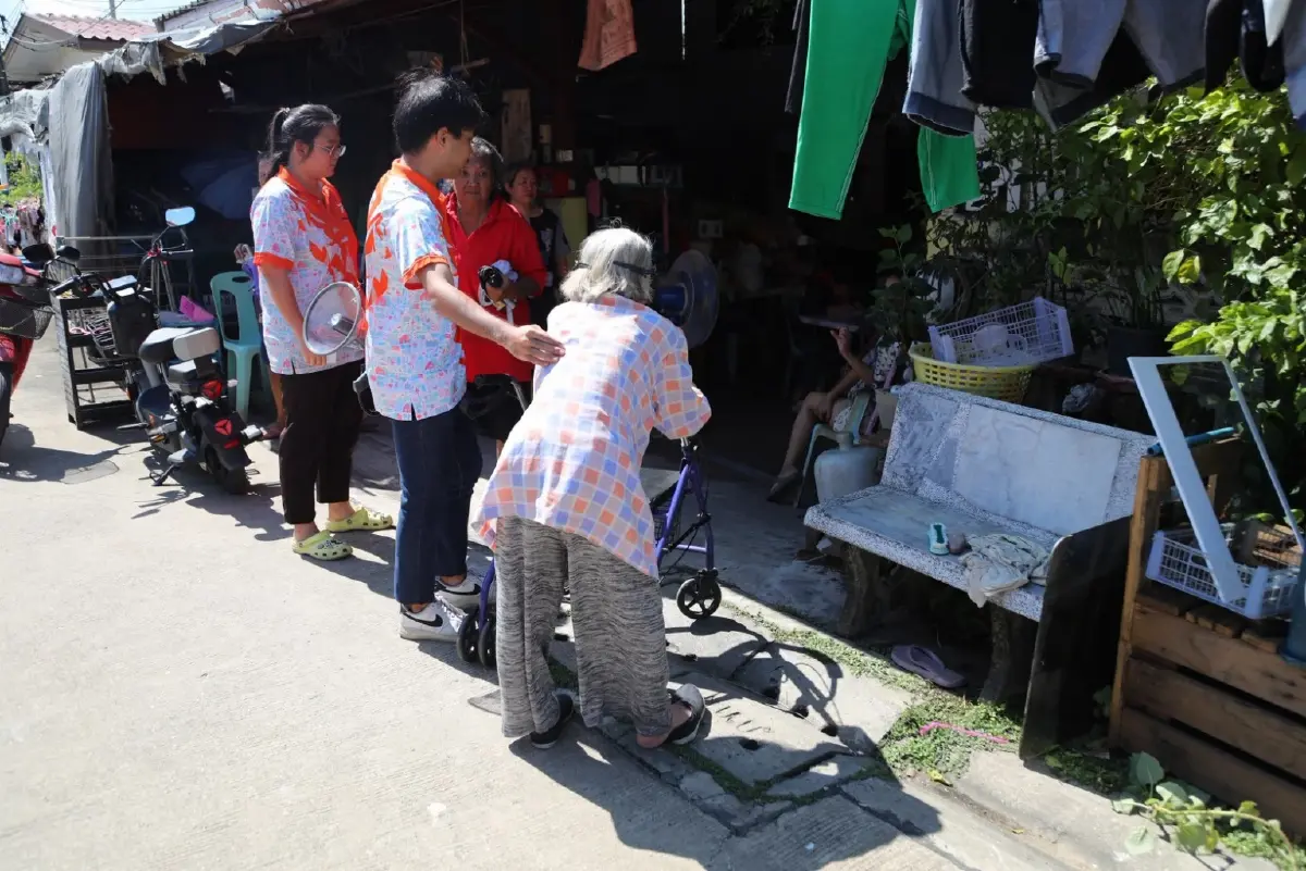 ทีมแพทย์อาสาประชาชน ลุยสายไหม ช่วยรักษาชาวบ้านที่ได้รับผลกระทบจากน้ำท่วม