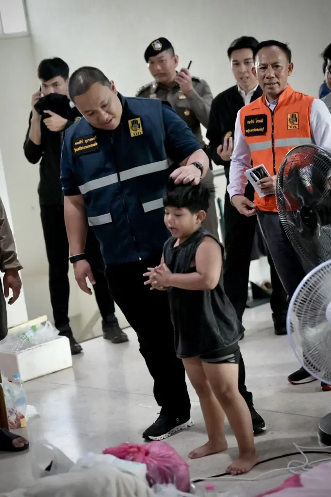 4 รมต.ภูมิใจไทย ลุยปราจีนบุรี ติดตามน้ำท่วม มอบถุงยังชีพ