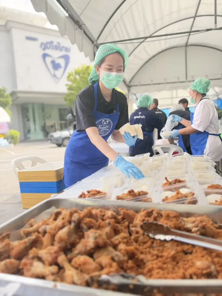 "โรงครัวภูมิใจไทย" เดินหน้าผลิตข้าวกล่องช่วยผู้ประสบภัย