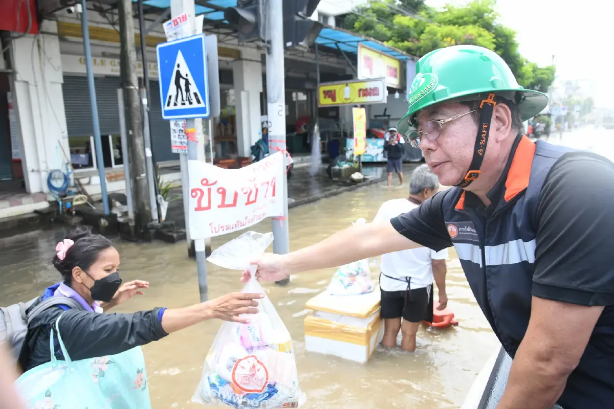 มท.2 พร้อมผู้ว่าการ MEA ลงพื้นที่ร่มเกล้า ร่วมบรรจุถุงบรรเทาทุกข์ ส่งอาหาร–น้ำดื่มช่วยผู้ประสบภัย