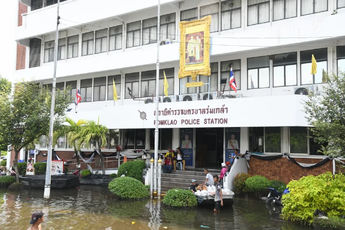 มท.2 พร้อมผู้ว่าการ MEA ลงพื้นที่ร่มเกล้า ร่วมบรรจุถุงบรรเทาทุกข์ ส่งอาหาร–น้ำดื่มช่วยผู้ประสบภัย