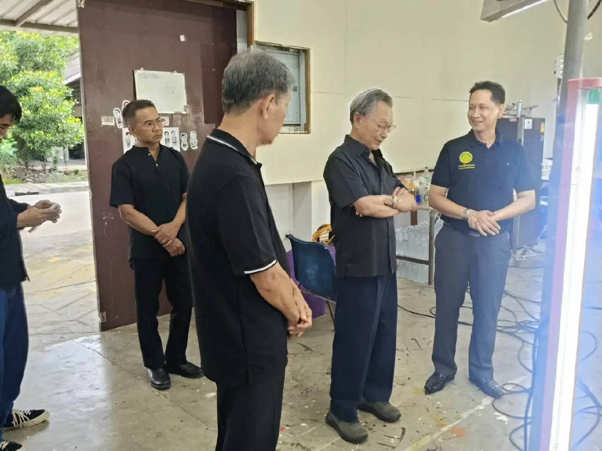 มงคลสูงสุดของชีวิต! “ชวน หลีกภัย” ถวายงานส่งเสด็จฯ! ร่วมแต้มสีจิตรกรรม “เทวดาถือบังแทรก” ประกอบพระเมรุมาศ “สมเด็จพระพันปีหลวง”