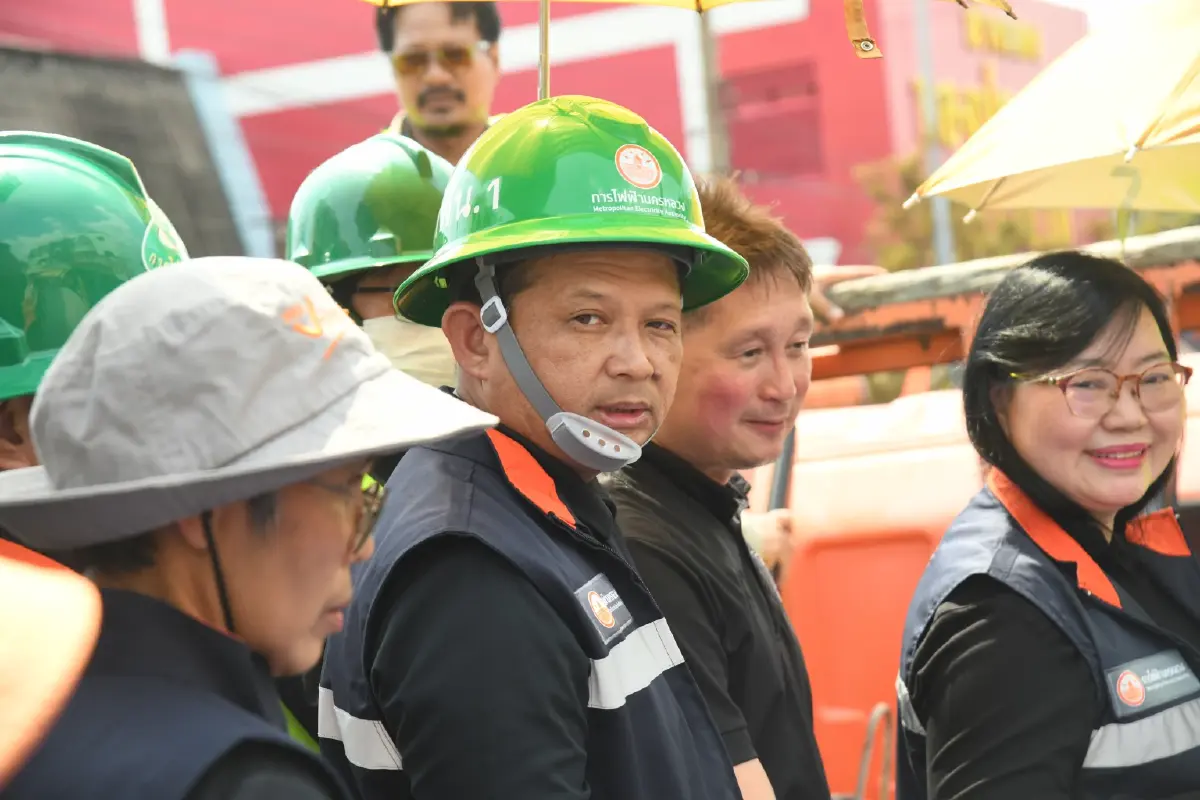 มท.2 พร้อมผู้ว่าการ MEA ลงพื้นที่ร่มเกล้า ร่วมบรรจุถุงบรรเทาทุกข์ ส่งอาหาร–น้ำดื่มช่วยผู้ประสบภัย