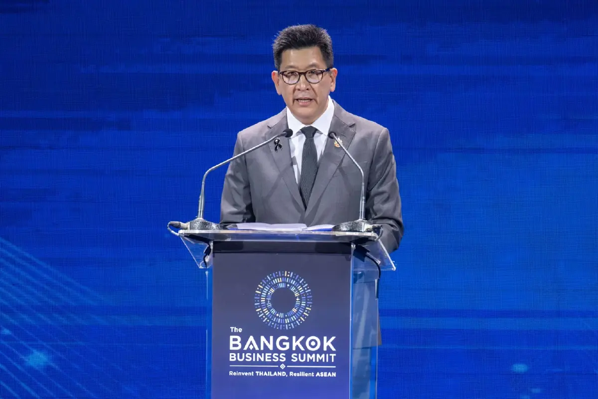 ดร.เอกนิติ นิติทัณฑ์ประภาศ รองนายกรัฐมนตรี และรัฐมนตรีว่าการกระทรวงการคลัง 
