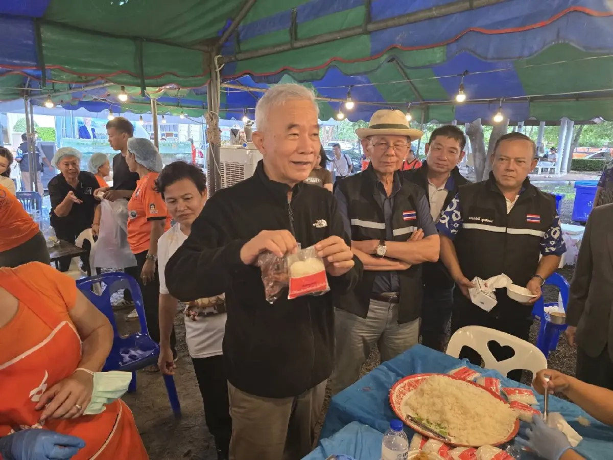 “สุวัจน์” เปิด “ครัวโคราช” เติมกำลังใจช่วยเหลือผู้ประสบภัยน้ำท่วม