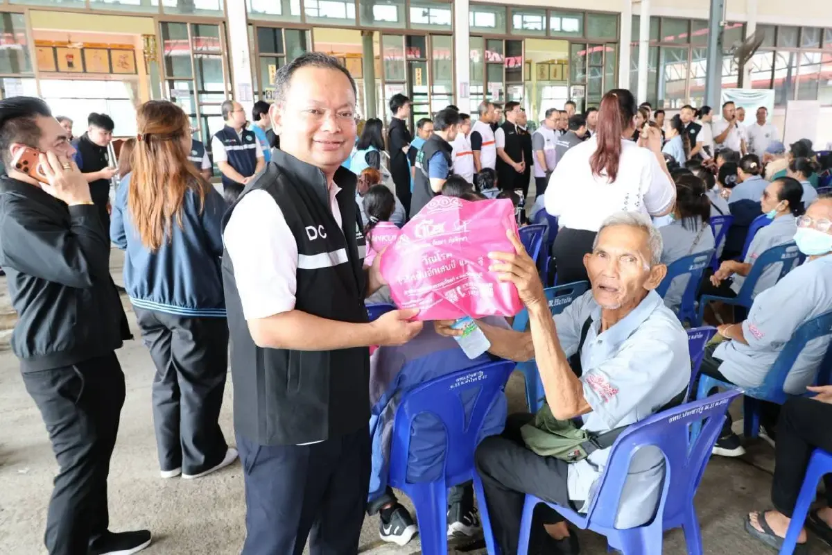 “พัฒนา” ลงพื้นที่ปทุมธานี ติดตามสุขภาพผู้ประสบอุทกภัย กรมควบคุมโรคเร่งเฝ้าระวังโรค–สนับสนุนเวชภัณฑ์