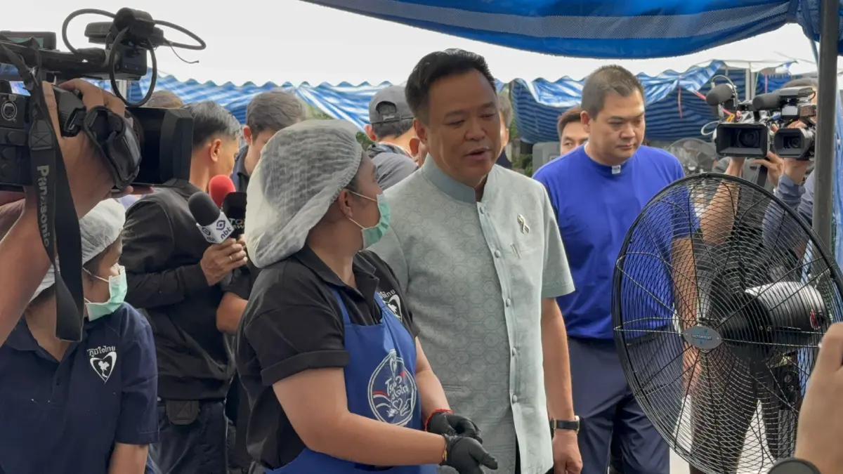 "อนุทิน" สวมบทพ่อครัวลุยตรวจโรงครัวภูมิใจไทย "ชิมไก่ทอด-ผัดกะเพรา" สั่งตักให้จุใจลั่นประชาชนต้องอิ่มท้อง!
