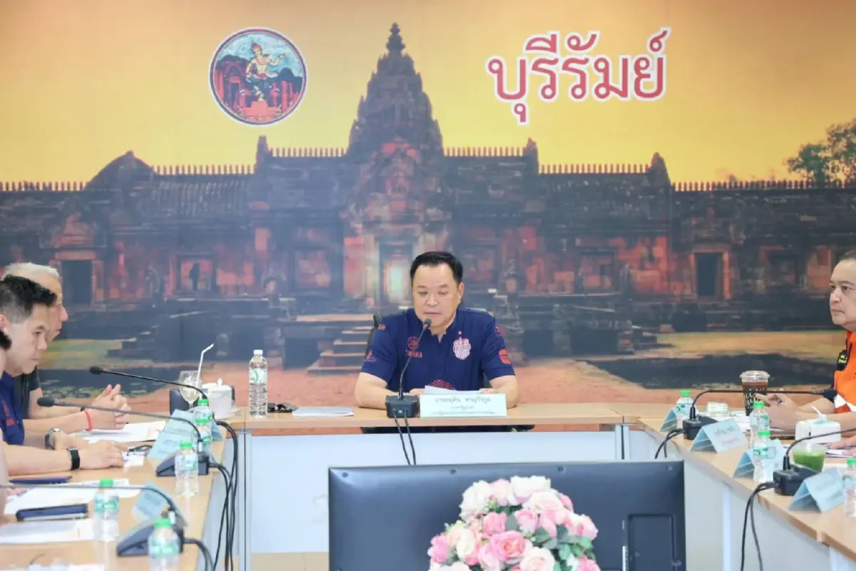“อนุทิน” บินด่วนบุรีรัมย์ ประชุมรับมือน้ำท่วมทั่วประเทศ ตรงวันเกิด “เนวิน” สวมเสื้อสโมสรฟุตบอล เข้าประชุม