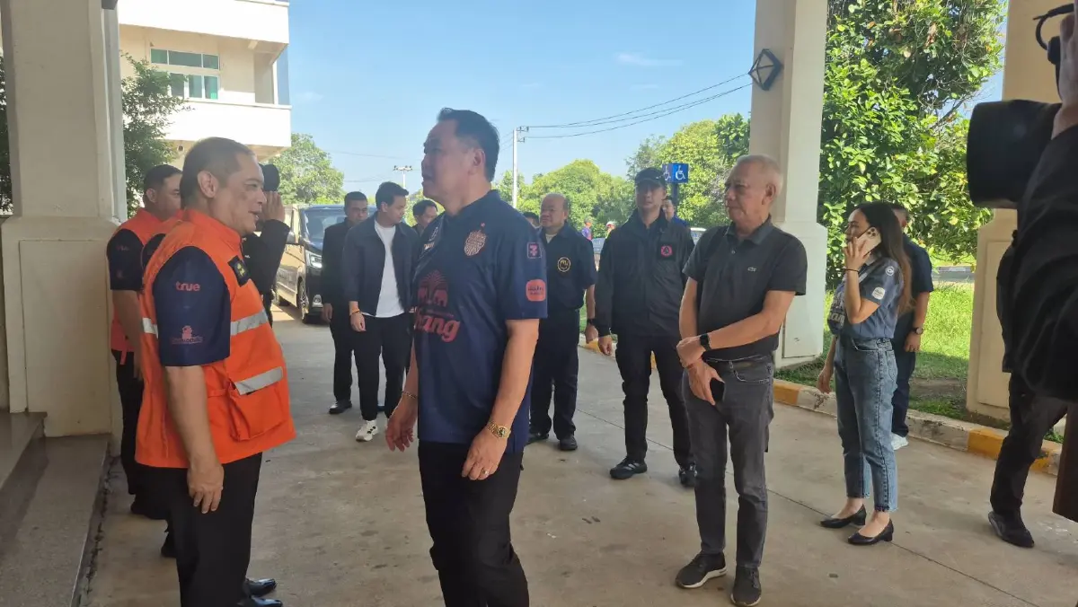 “อนุทิน” บินด่วนบุรีรัมย์ ประชุมรับมือน้ำท่วมทั่วประเทศ ตรงวันเกิด “เนวิน” สวมเสื้อสโมสรฟุตบอล เข้าประชุม