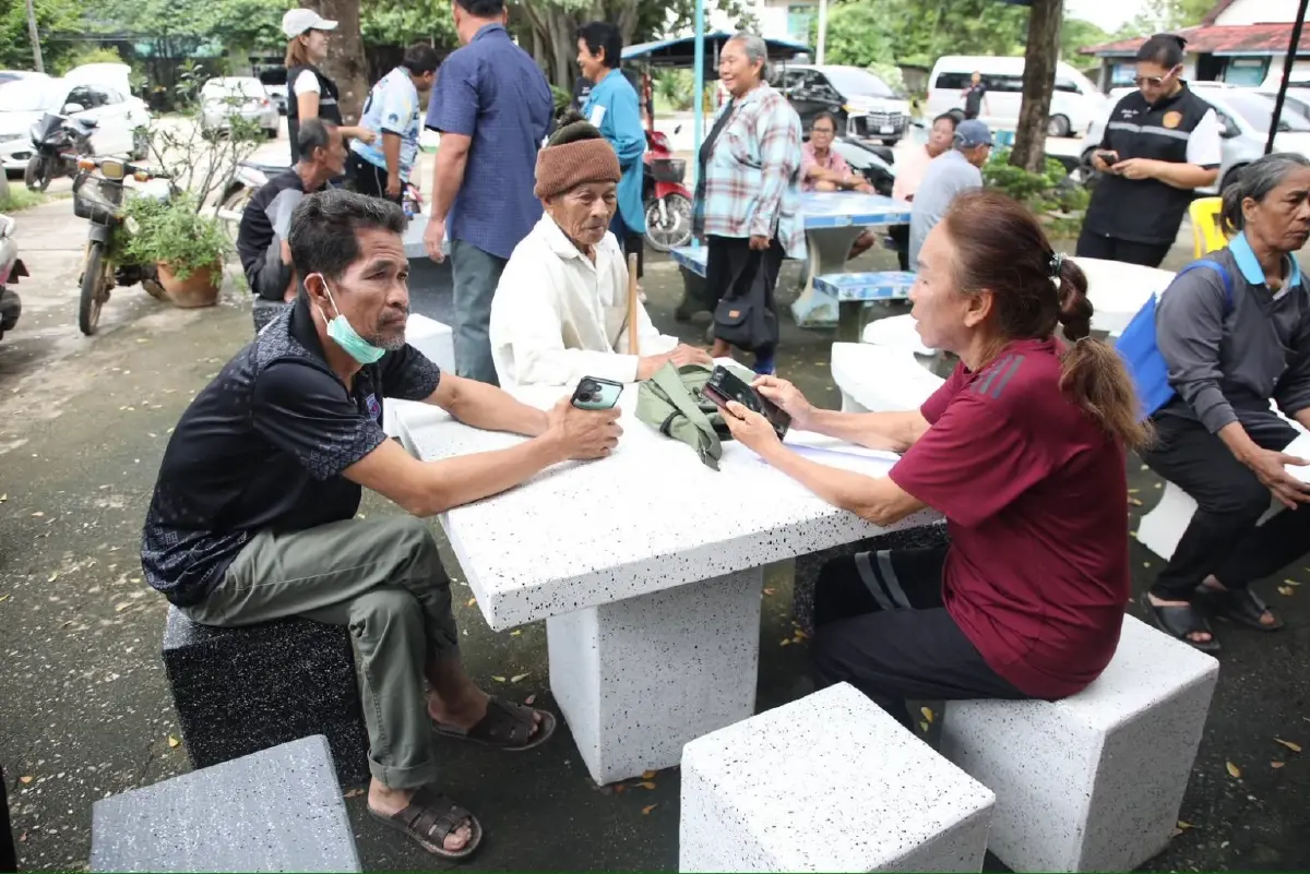 ‘อัครนันท์’ นำทีมครู สกร.-อาชีวะอาสา ลุยซับน้ำตาเยียวยาน้ำท่วมกาญจนบุรี