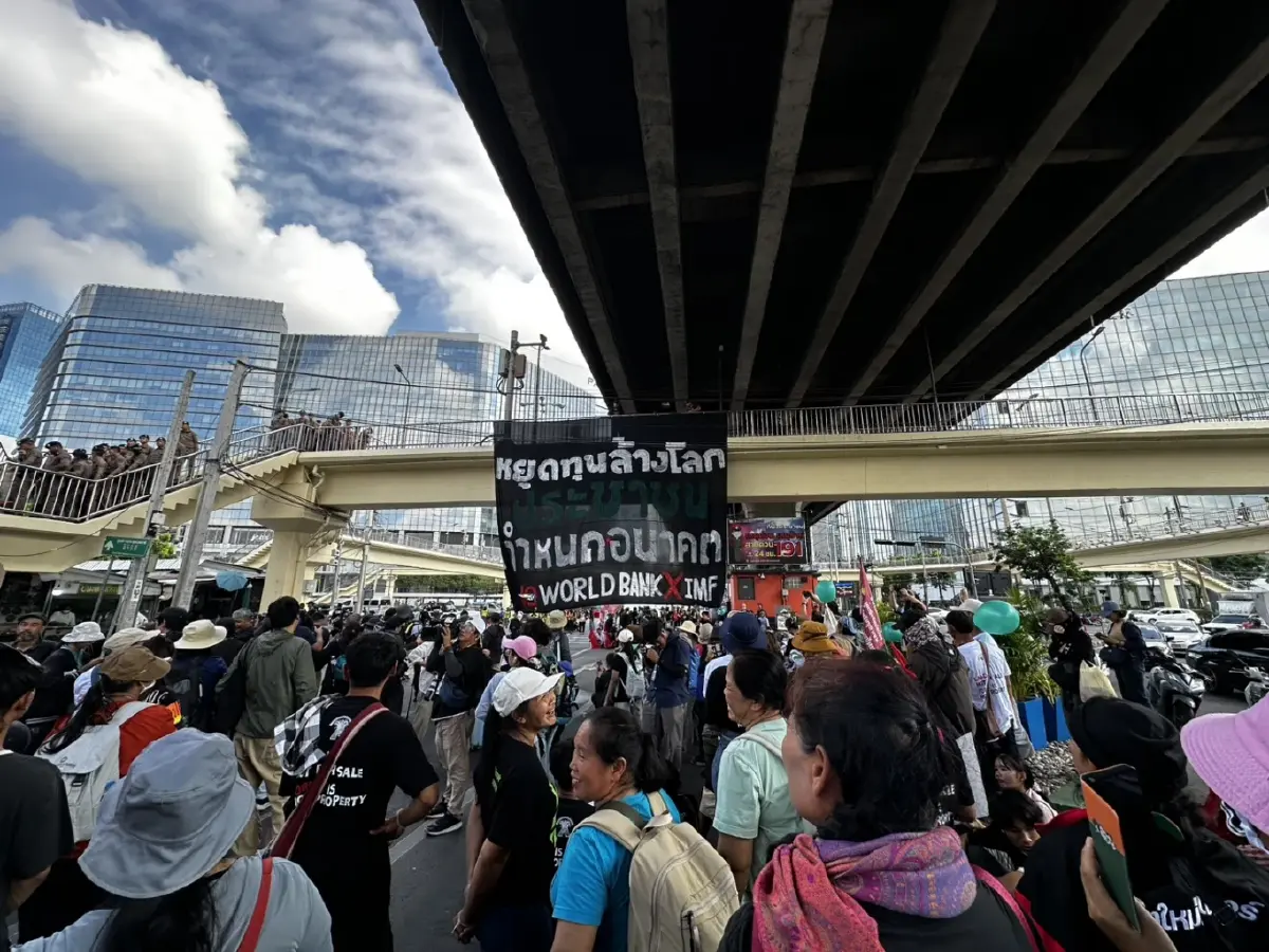 ม็อบต้านไอเอ็มเอฟพรึบ! เผชิญหน้าตำรวจแยกพระราม 4 ปิดถนนรถติดยาว
