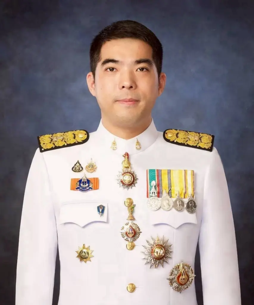 นายทีปกร โกมลพันธ์พร รองโฆษกสำนักงานอัยการสูงสุด อัยการจังหวัดประจำสำนักงานอัยการสูงสุด ปฏิบัติราชการในหน้าที่ผู้ช่วยเลขานุการอัยการสูงสุด  