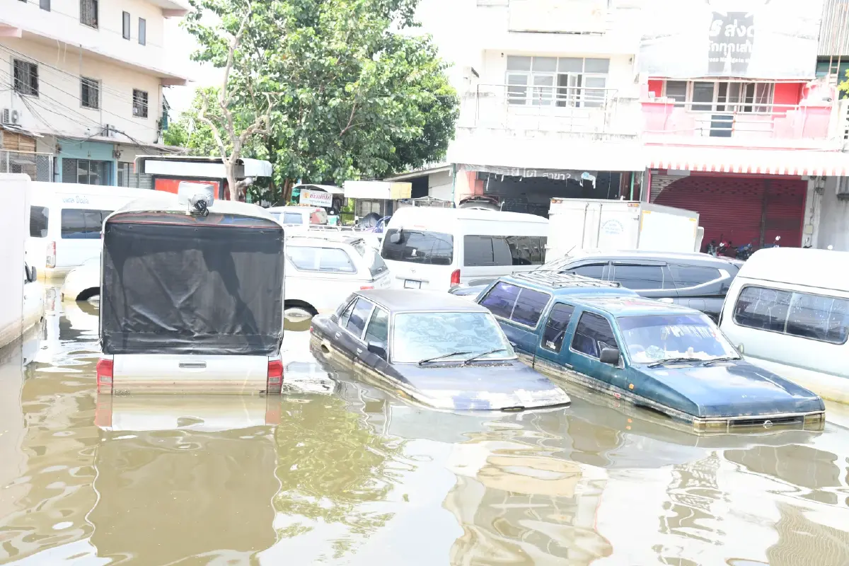 มท.2 พร้อมผู้ว่าการ MEA ลงพื้นที่ร่มเกล้า ร่วมบรรจุถุงบรรเทาทุกข์ ส่งอาหาร–น้ำดื่มช่วยผู้ประสบภัย