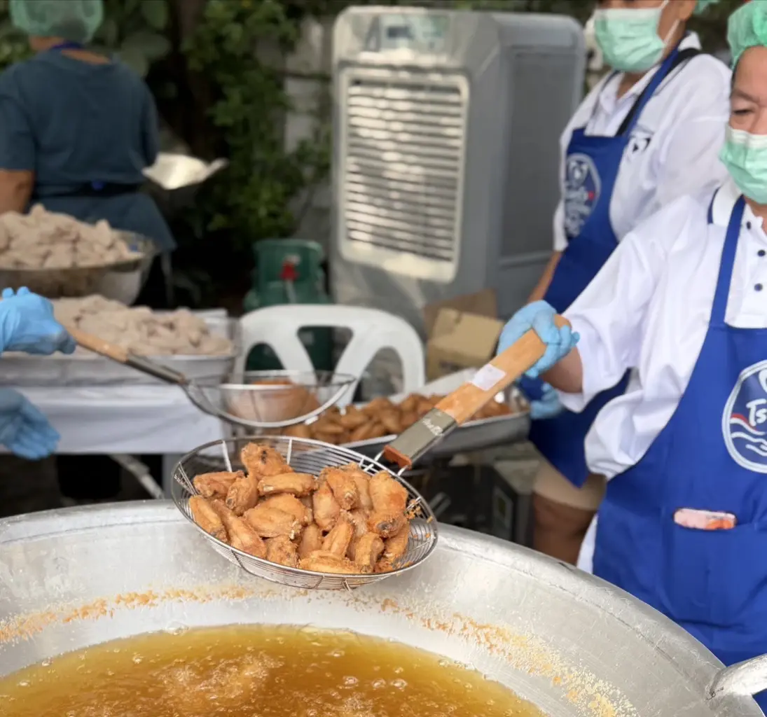 "โรงครัวภูมิใจไทย" เดินหน้าผลิตข้าวกล่องช่วยผู้ประสบภัย