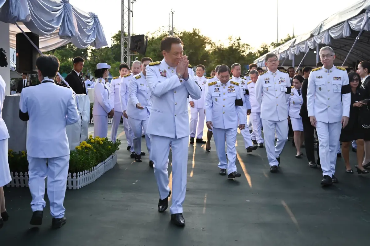 นายกฯ นำทำบุญตักบาตร วันคล้ายวันสวรรคต พระบรมราชชนนีพันปีหลวง
