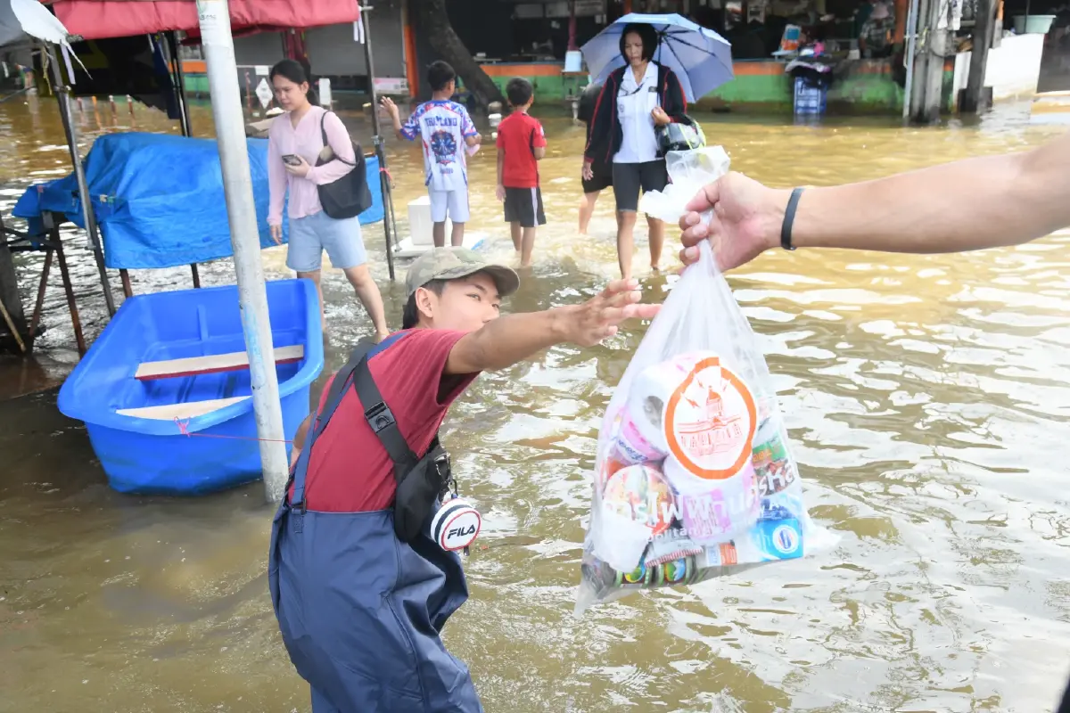 มท.2 พร้อมผู้ว่าการ MEA ลงพื้นที่ร่มเกล้า ร่วมบรรจุถุงบรรเทาทุกข์ ส่งอาหาร–น้ำดื่มช่วยผู้ประสบภัย
