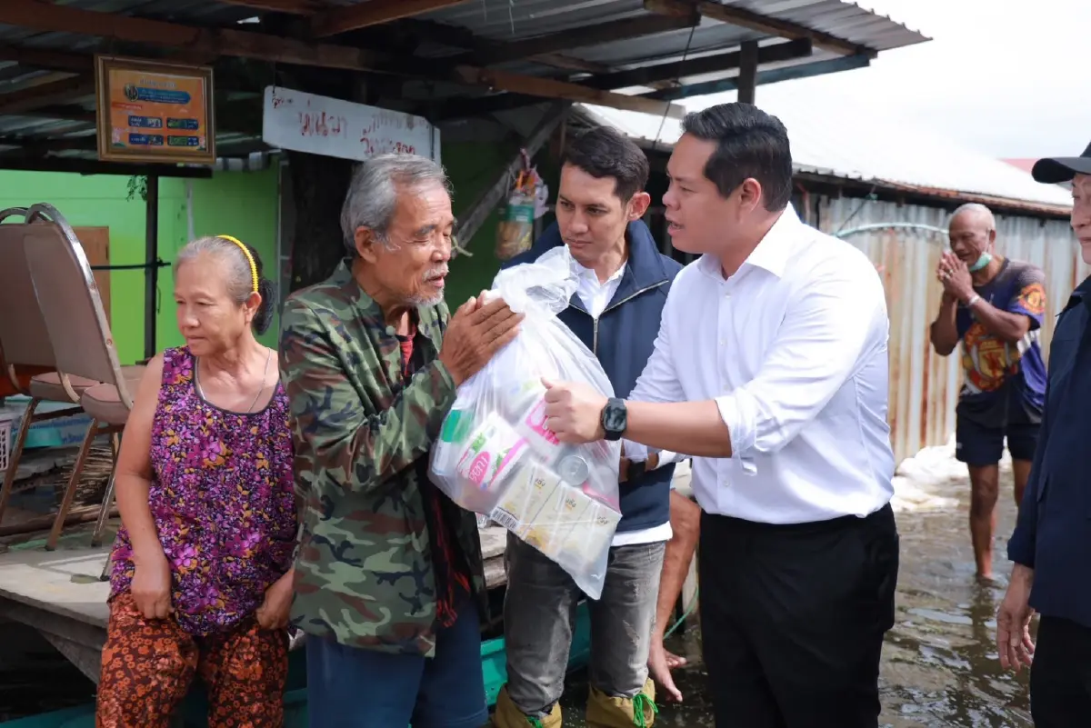“สรรเพชญ บุญญามณี” ลุยแจกถุงยังชีพ ช่วยน้ำท่วมปทุมธานี-อยุธยา