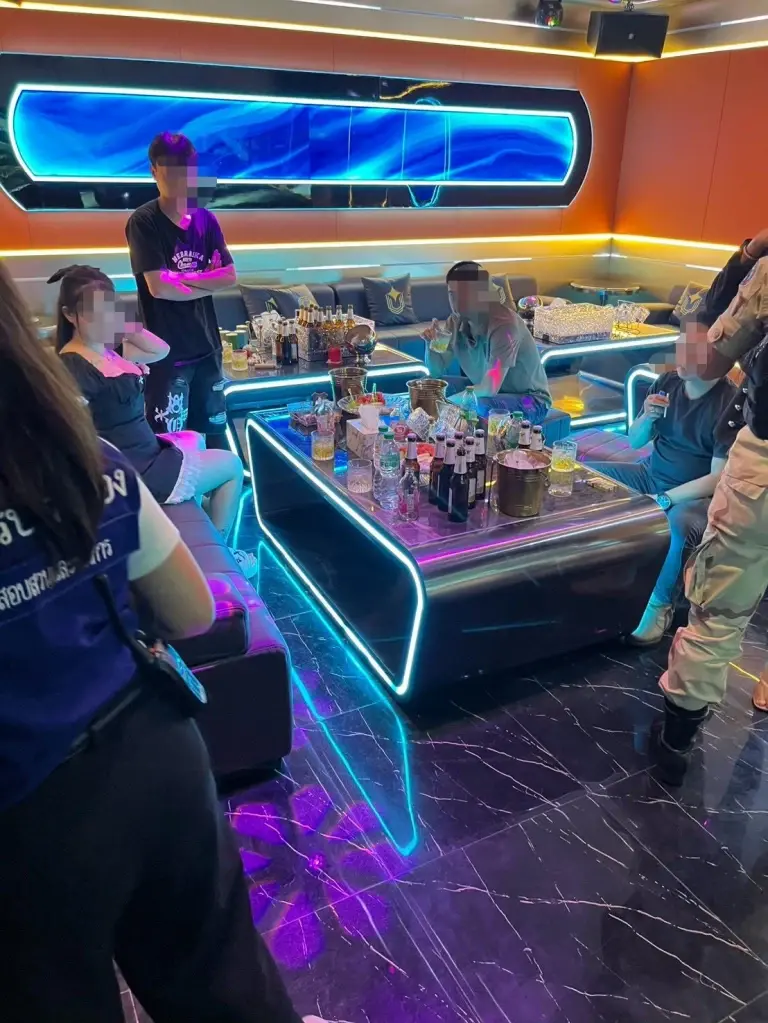 มท.2 นำทีมบุกทลาย KTV ระยอง 4 แห่ง แฝงค้ากาม ไร้ใบอนุญาต ฟันลูกค้าหัวแบะ