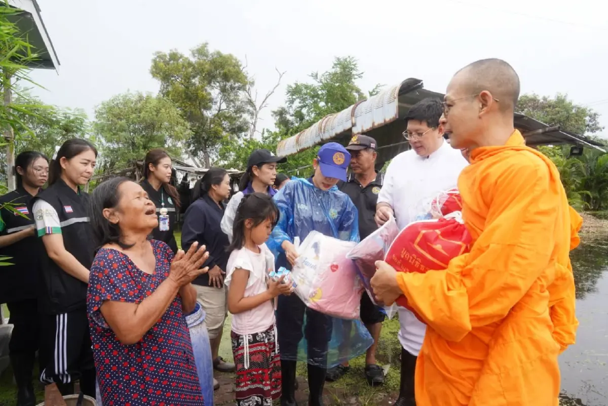 ห่วงใยไม่ทิ้งกัน! "พระ" ลุยน้ำมอบถุงยังชีพ-ยาเวชภัณฑ์ กลุ่มเปราะบาง ถึงบ้านผู้ประสบภัย ปทุมธานี