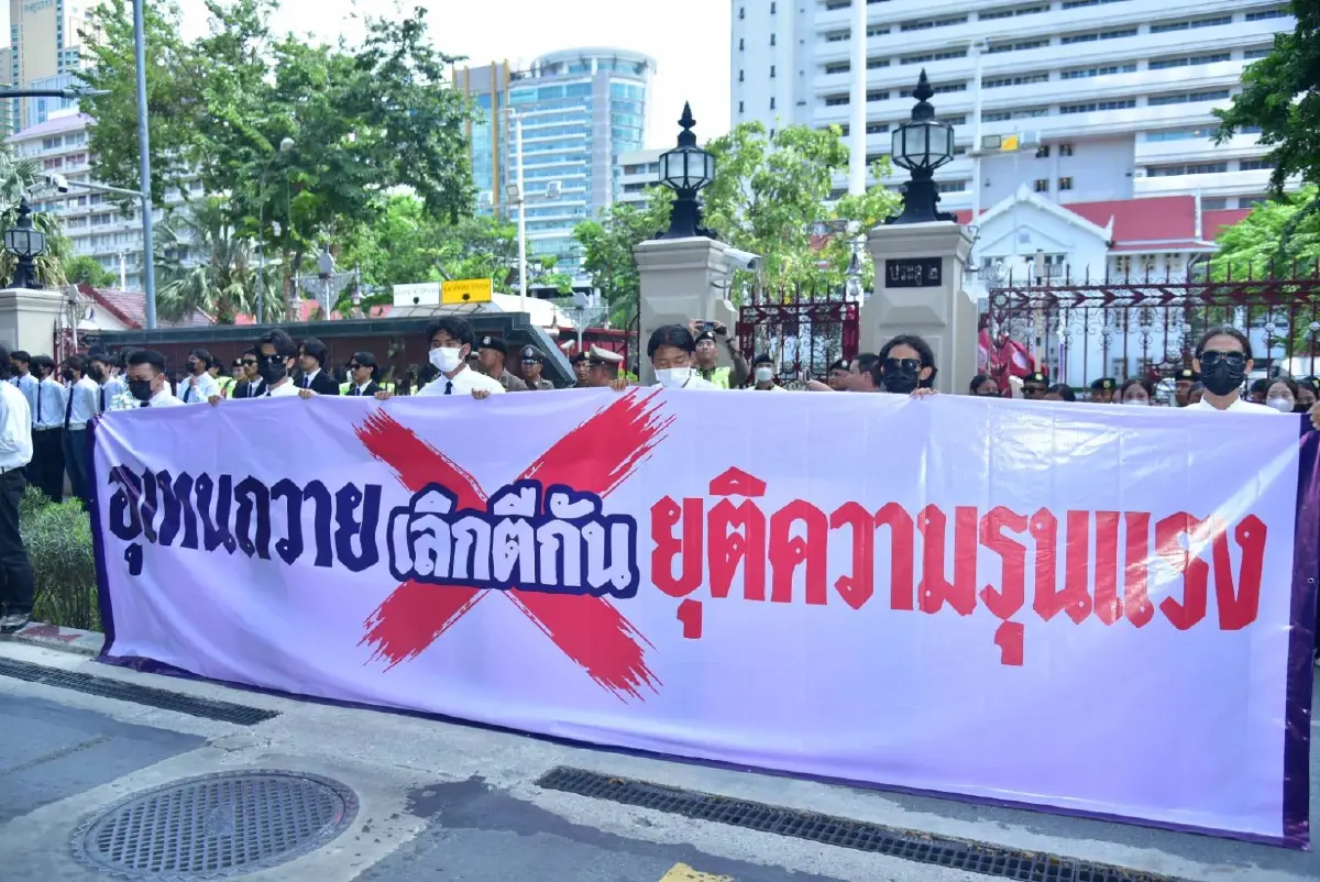 “อุเทนถวาย” ประกาศเลิกตีกับช่างกลปทุมวัน ขอ ตร.เป็นคนกลางตั้งโต๊ะเจรจา