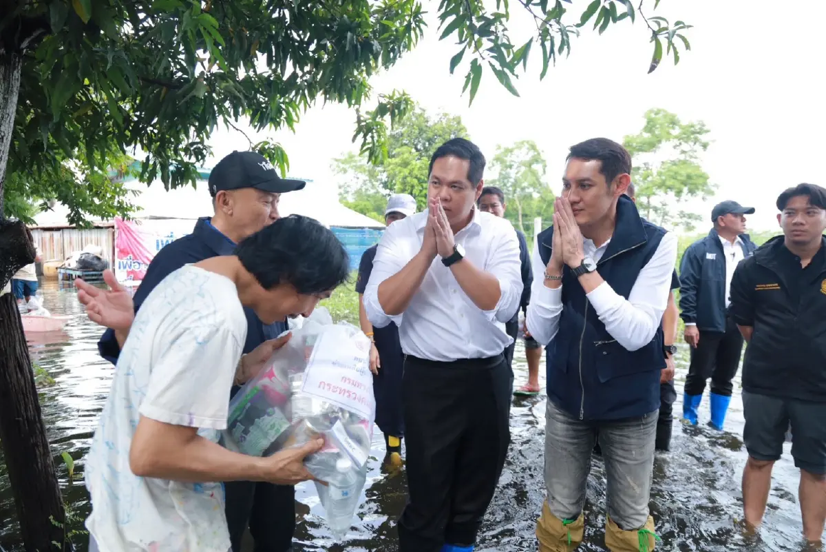“สรรเพชญ บุญญามณี” ลุยแจกถุงยังชีพ ช่วยน้ำท่วมปทุมธานี-อยุธยา