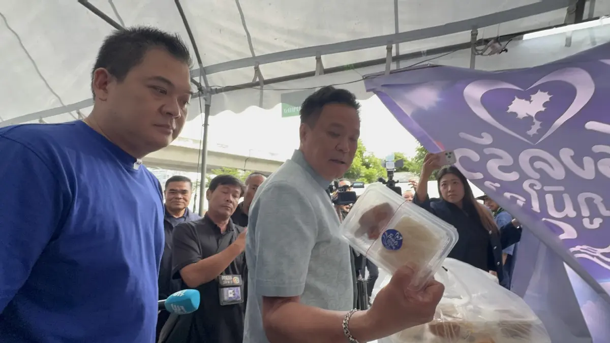 "อนุทิน" สวมบทพ่อครัวลุยตรวจโรงครัวภูมิใจไทย "ชิมไก่ทอด-ผัดกะเพรา" สั่งตักให้จุใจลั่นประชาชนต้องอิ่มท้อง!