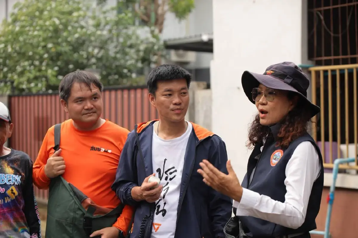 ประชาชนต้องรอนานแค่ไหน? "เท้ง" ลุยน้ำท่วม "รังสิต-ปทุมฯ" ซัดเครื่องสูบน้ำทำงานแค่ 60% ไร้เอกภาพ
